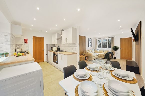 Reading serviced accommodation by SPM Homes - fully equipped kitchen, parking and Wi-Fi included.