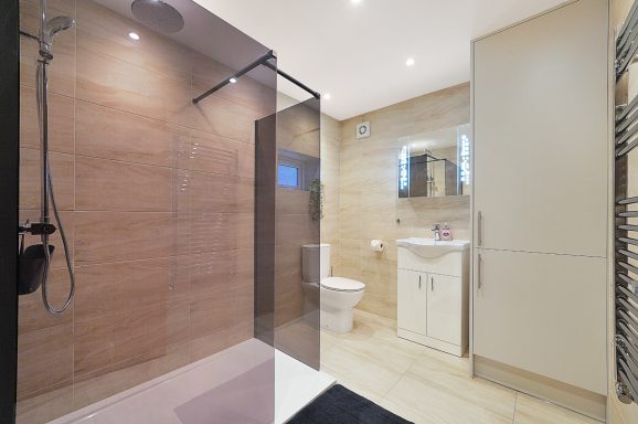Modern serviced accommodation bathroom in Leeds - all-inclusive contractor housing by SPM Homes.