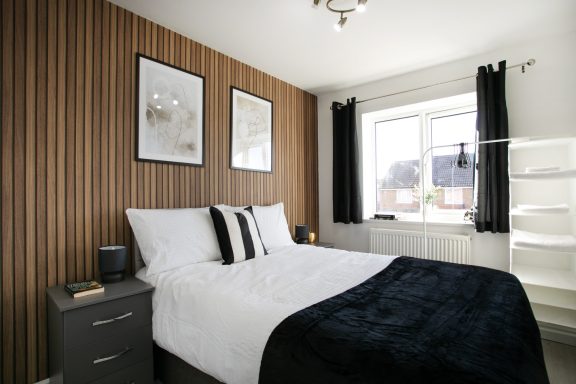 Modern serviced apartment in Birmingham by SPM Homes - flexible corporate housing with parking.
