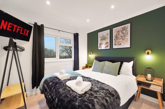 Fully furnished SPM Homes contractor accommodation in Peterborough -parking, Wi-Fi, and weekly cleans.